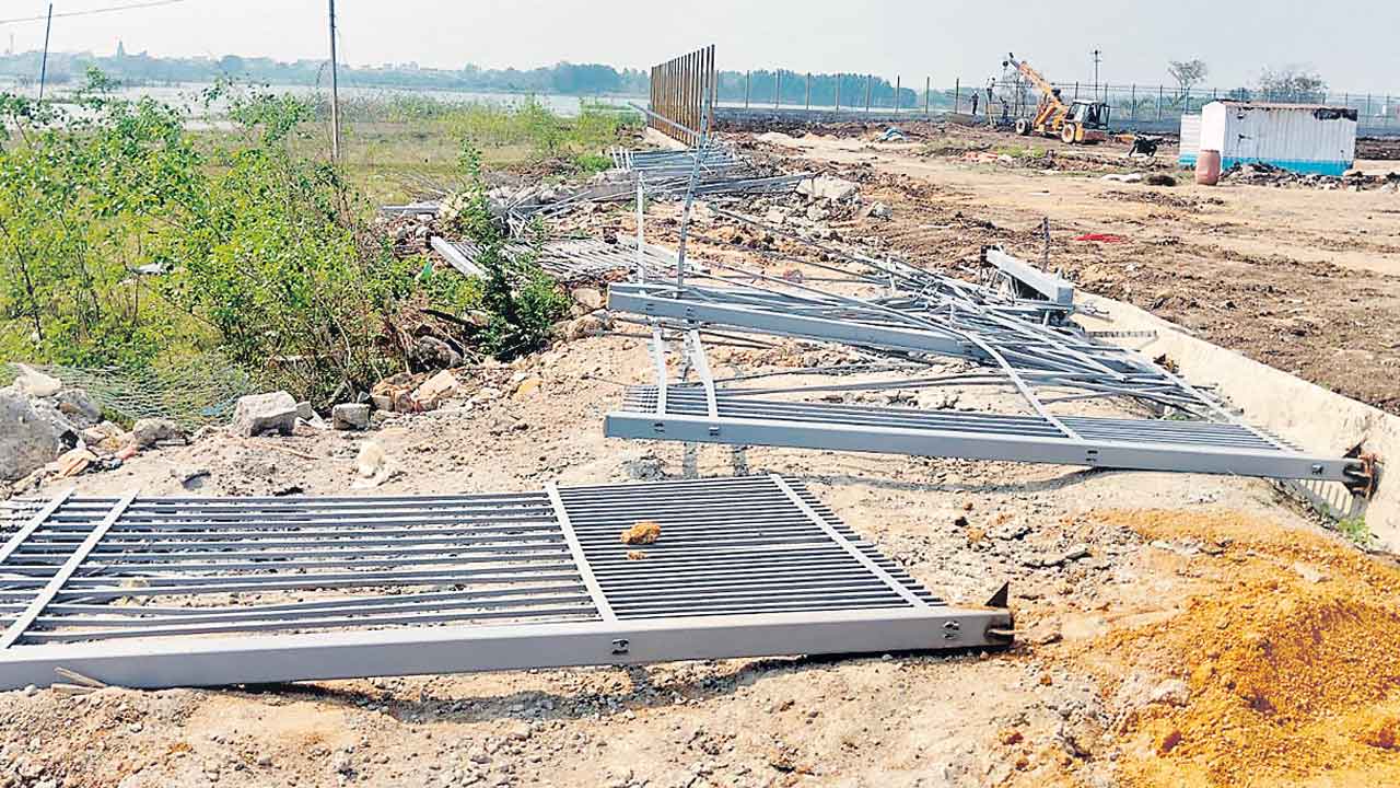 Moinabad | మొయినాబాద్‌లో అర్ధరాత్రి భూబకాసురుల దౌర్జన్యకాండ.. ప్రహారీని కూల్చి, కంటైనర్ ధ్వంసం