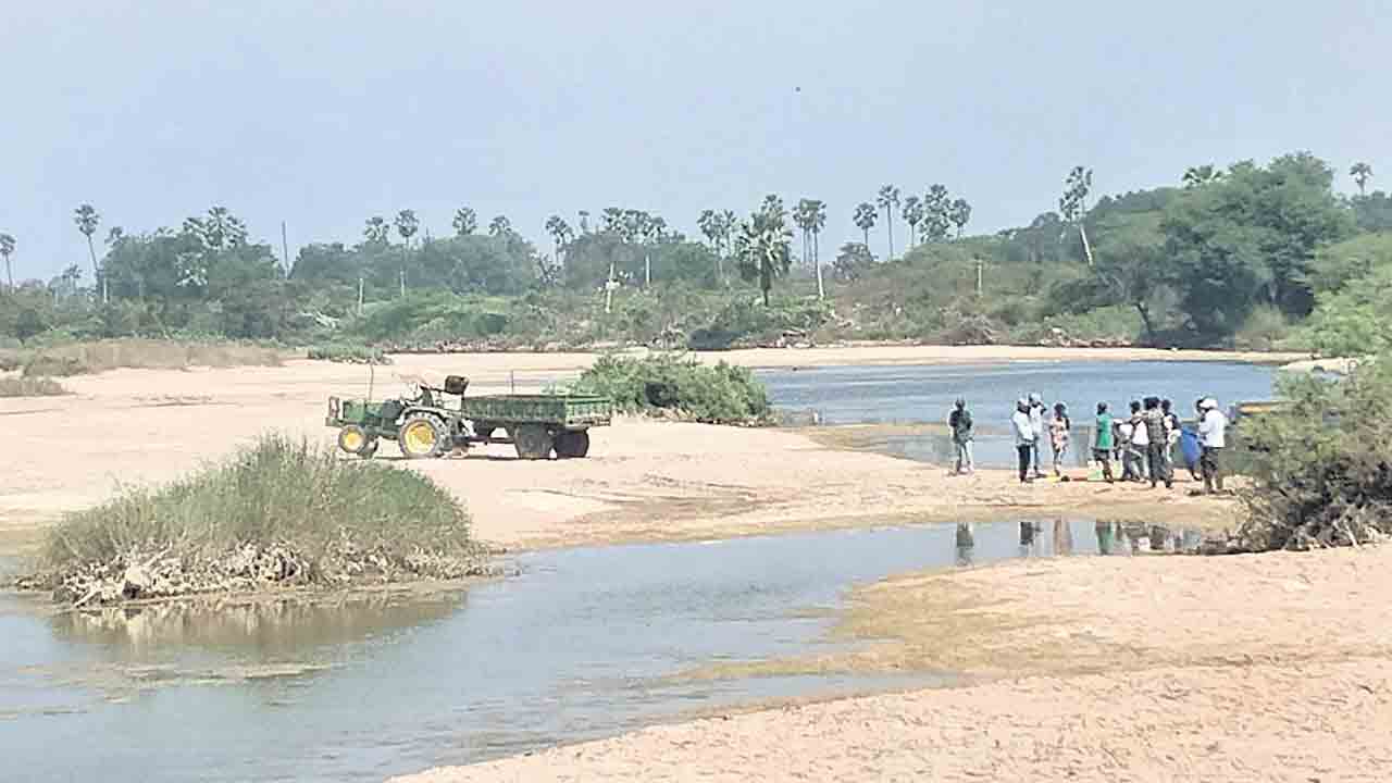 రోడ్లేసి..తోడేసి!