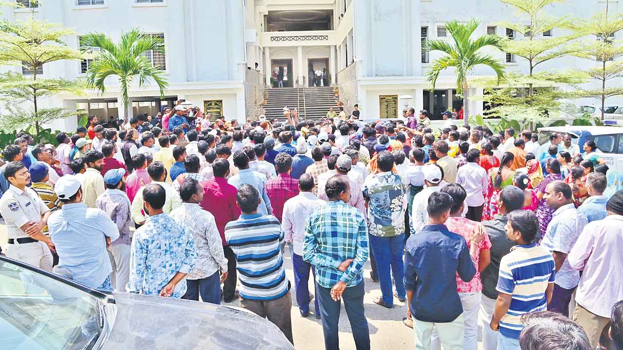 మున్సిపల్‌ ముట్టడి ఉద్రిక్తం.. రెండు గంటలకు పైగా టెన్షన్‌ టెన్షన్‌