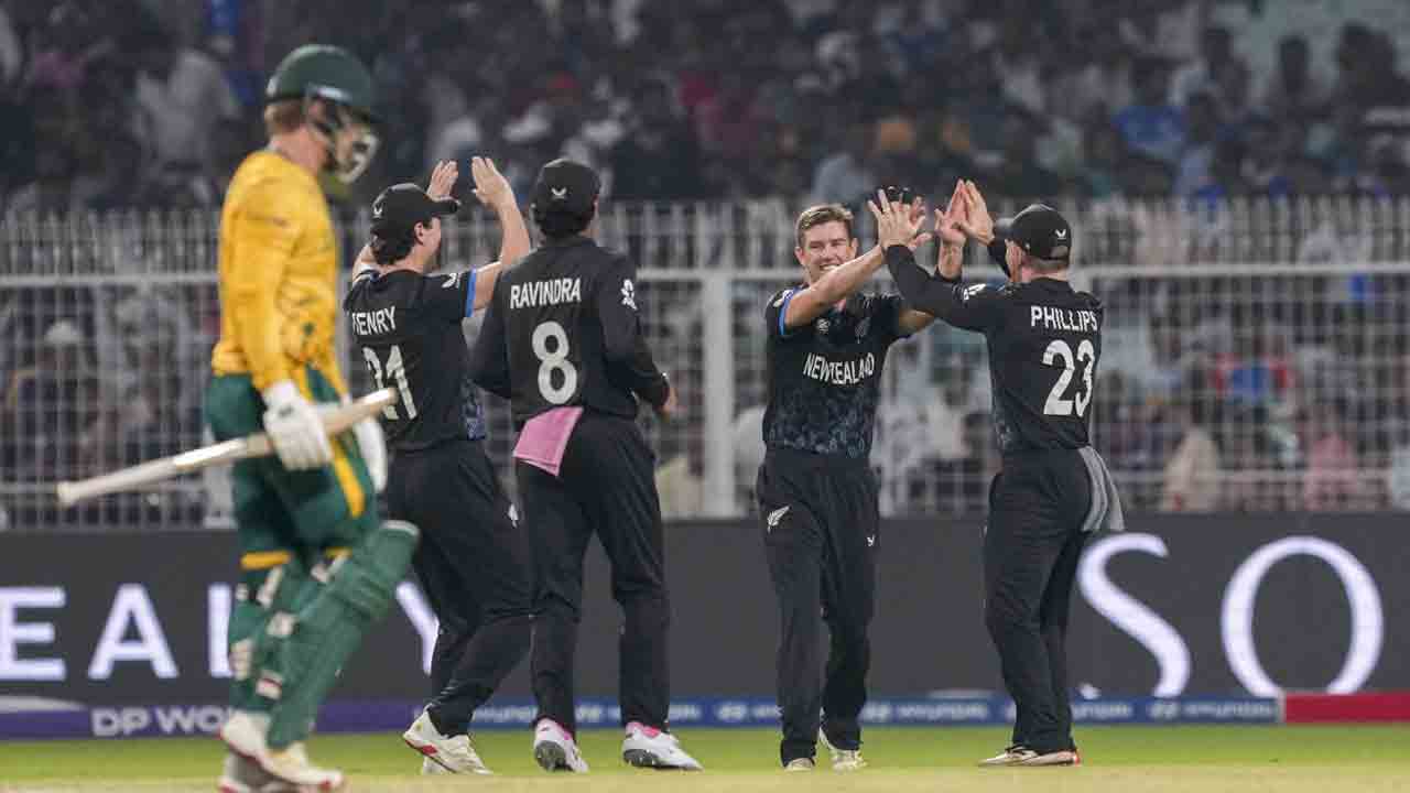 NZ vs SA | దక్షిణాఫ్రికాకు షాకిచ్చిన కొత్త బౌలర్.. ఒకేఓవర్లో రెండు వికెట్లు తీశాడిలా..!