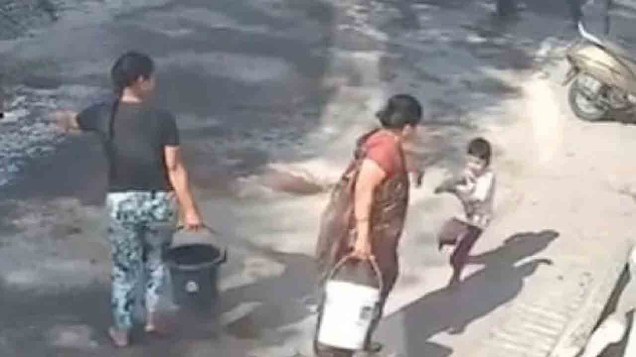 Watch: హోలీ నాడు రంగులు చల్లిన బాలుడు.. మనవడిపై వేడినీరు పోసిన మహిళ