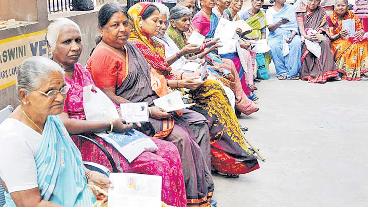 చేయూత అందలే.. ఆసరా లేదు