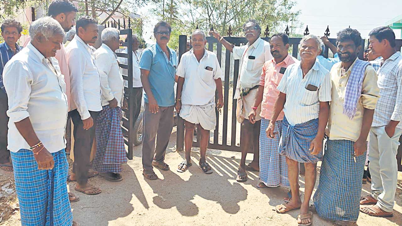 నేటికీ వీడని.. యూరియా కష్టాలు