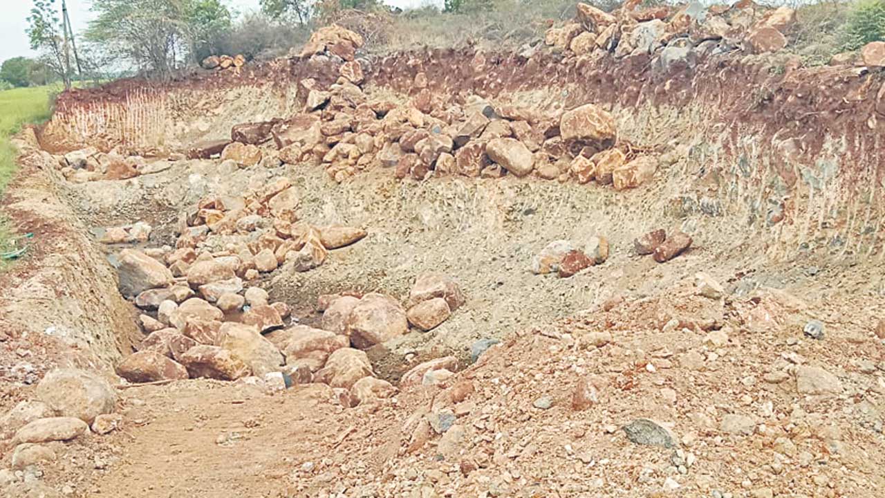 గుడి వెనుక ఆసాములు.. గుట్టనే మింగారు!