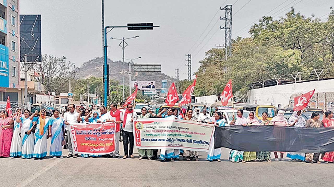 కదం తొక్కిన ఆశా వర్కర్లు