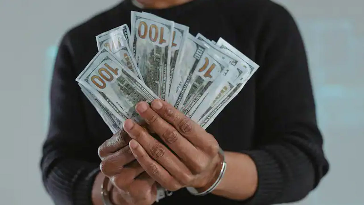 Viral news | ఐదు రోజుల్లో ఆరు బ్యాంకులు దోచిన దొంగ.. దోపిడీ అయిన నగదు రూ.56 వేలే..!