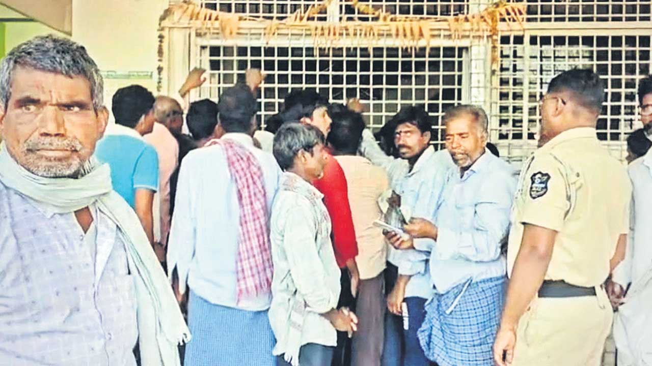 యూరియా కోసం ఆందోళన