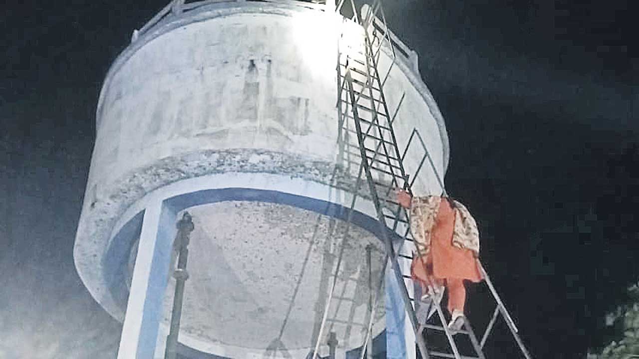 విద్యార్థిని ఆత్మహత్యా యత్నం