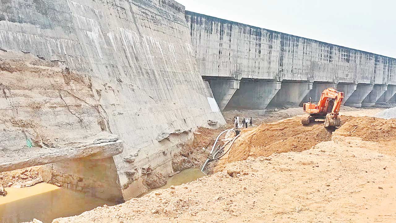 వరద కాలువ గండికి మరమ్మతులు