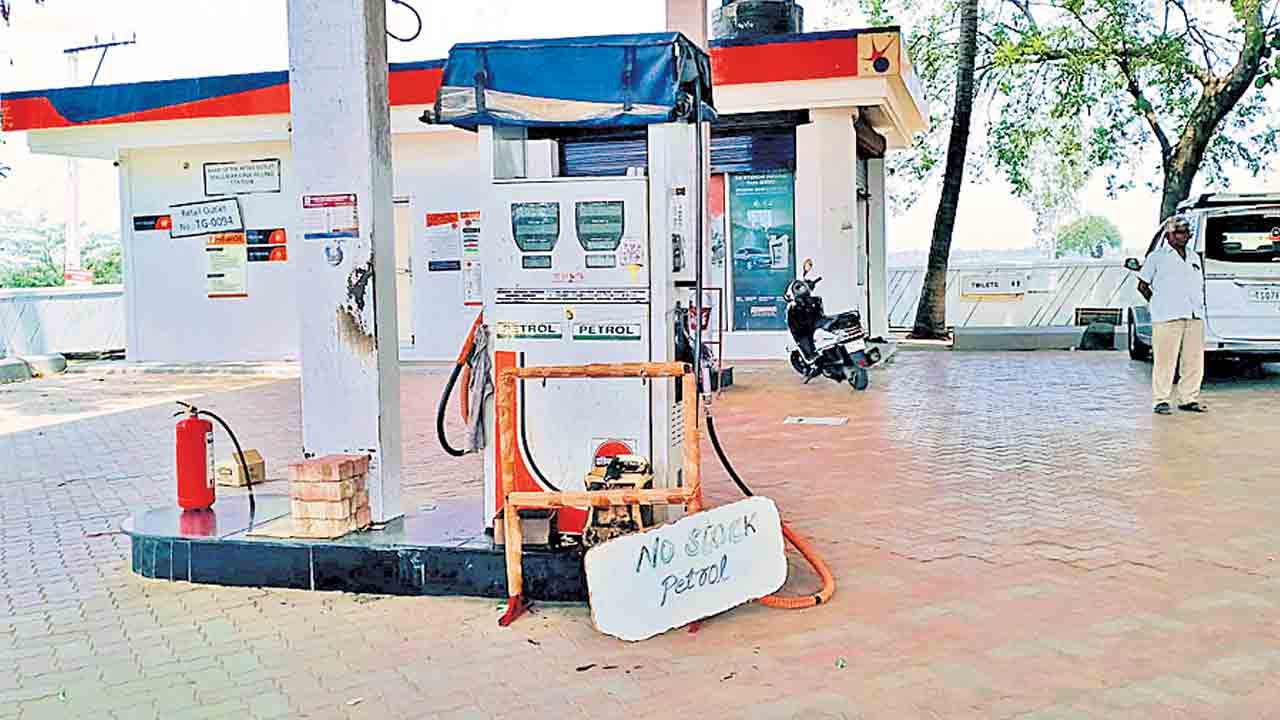కొల్లాపూర్‌లో పెట్రోల్‌ నో స్టాక్‌