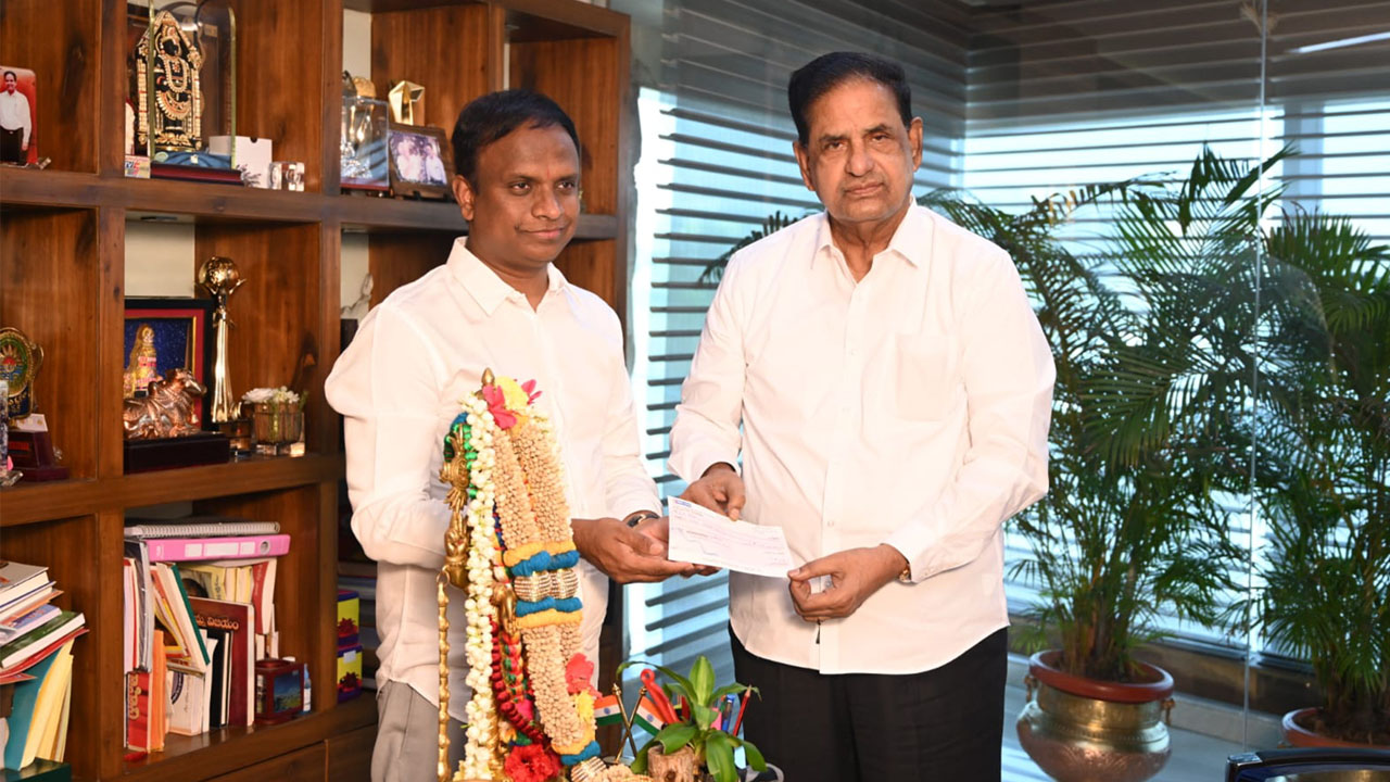 Tirumala  | తిరుమల వేంకటేశ్వర ప్రాణాదాన ట్రస్టుకు రూ.కోటి విరాళం అందజేత