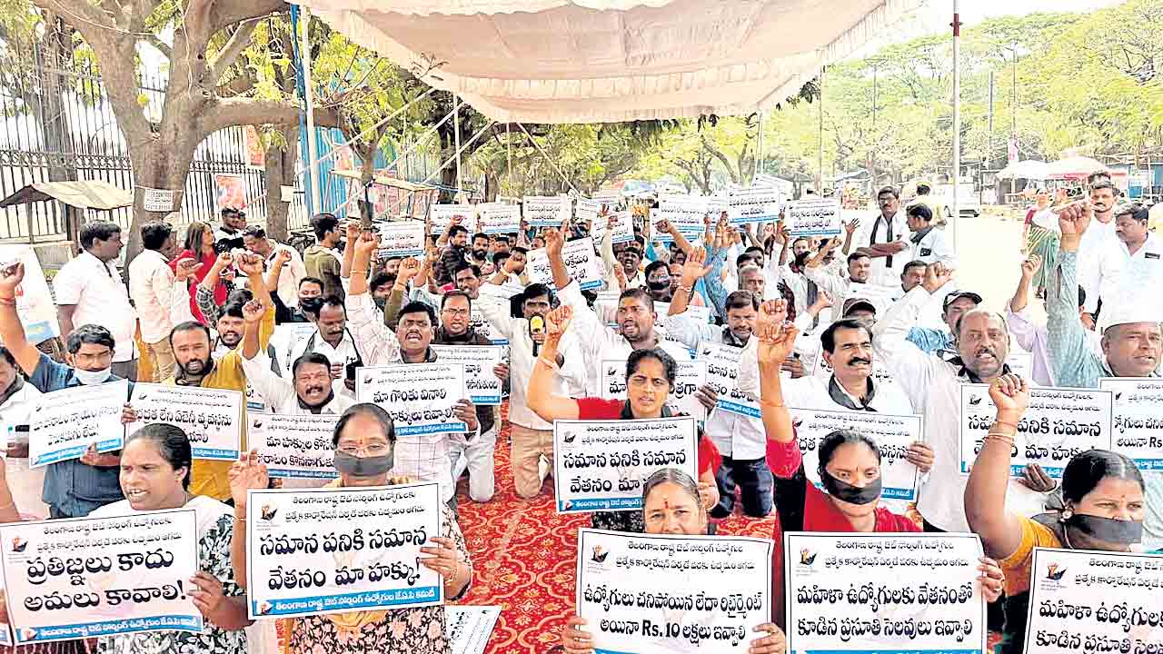 ఉద్యోగులను క్రమబద్ధీకరించాలి