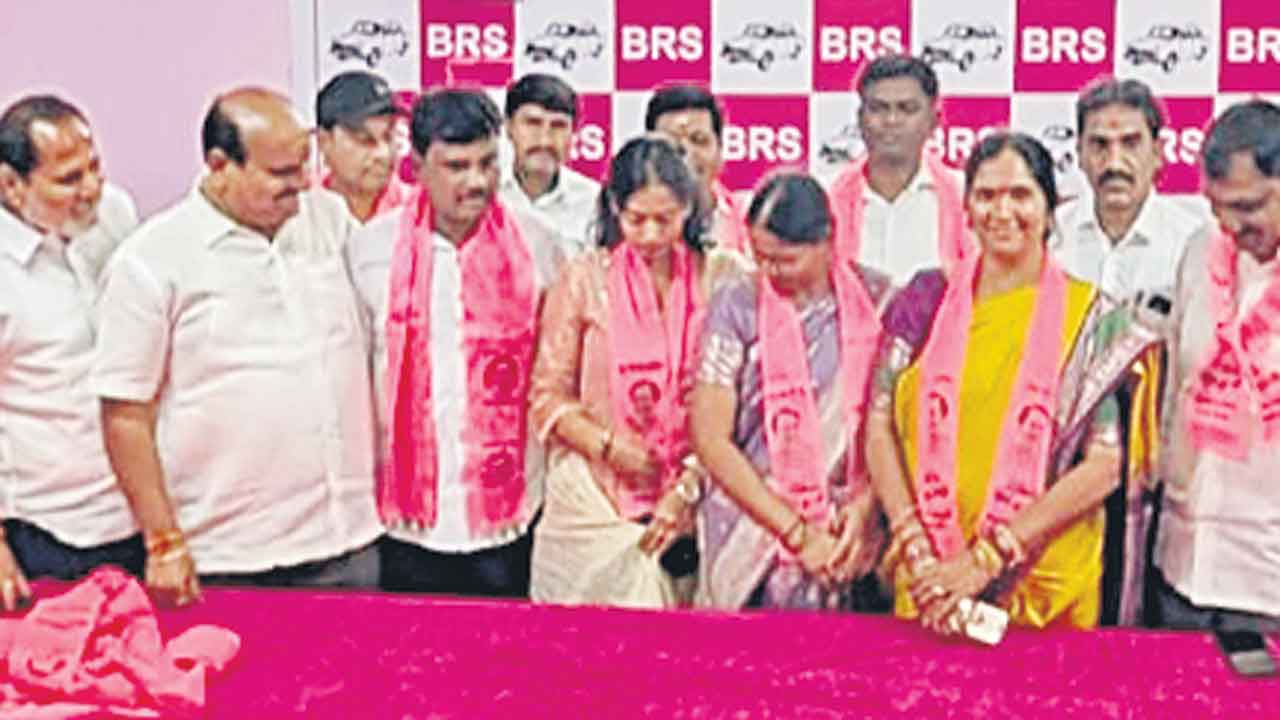 అధికారం అడ్డుపెట్టుకుని అక్రమాలు