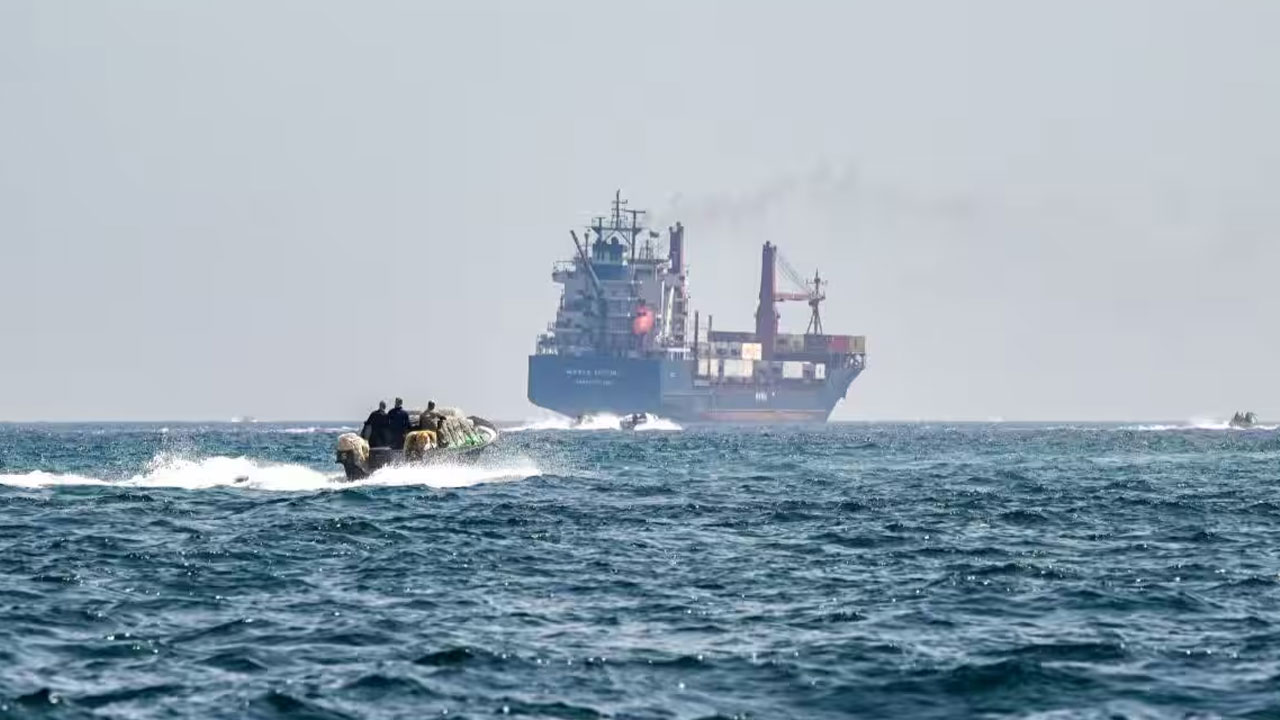 Pakistani ships | ‘హర్మూజ్‌’ గుండా 20 పాక్‌ నౌకలకు అనుమతి.. శాంతికి సంకేతమన్న పాకిస్థాన్‌