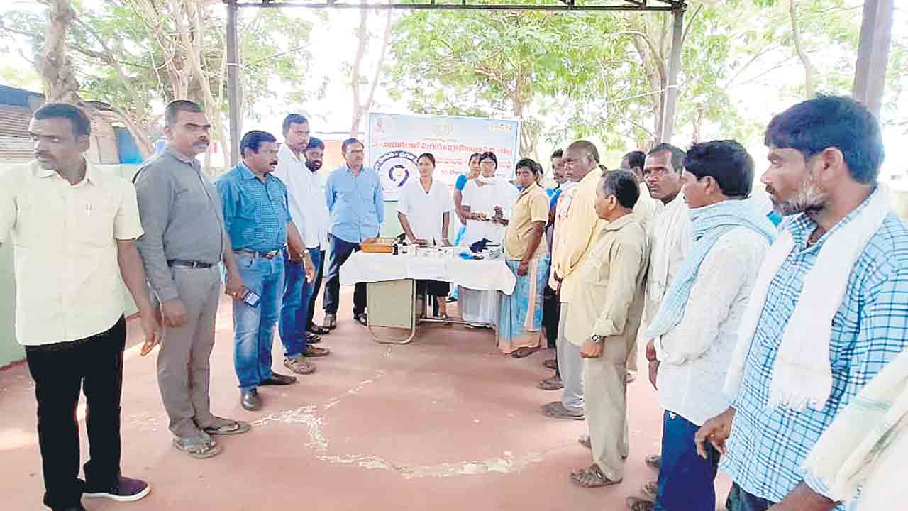 కార్మికులు ఆరోగ్యంగా ఉండాలి.. నిర్మల్‌ జిల్లా పంచాయతీ అధికారి శ్రీనివాస్‌