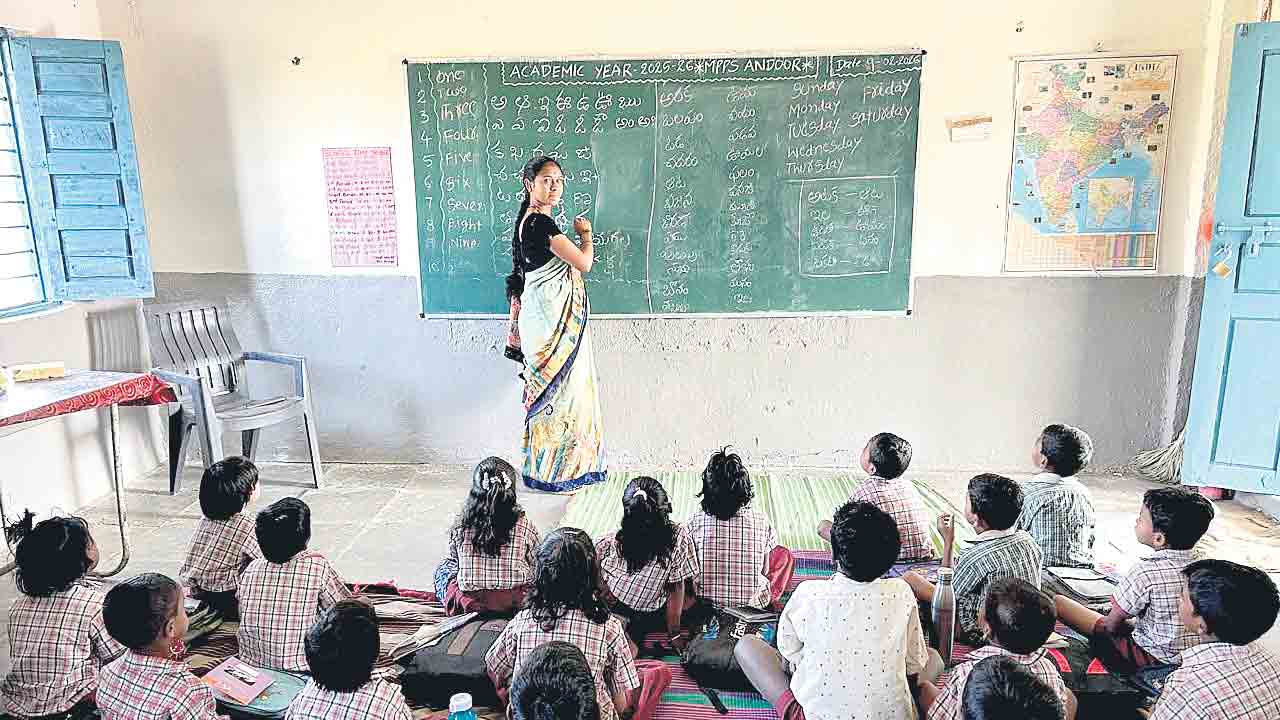 ఈ పంతులమ్మ ఆదర్శం.. స్వచ్ఛందంగా బోధన చేస్తున్న పుష్పలత