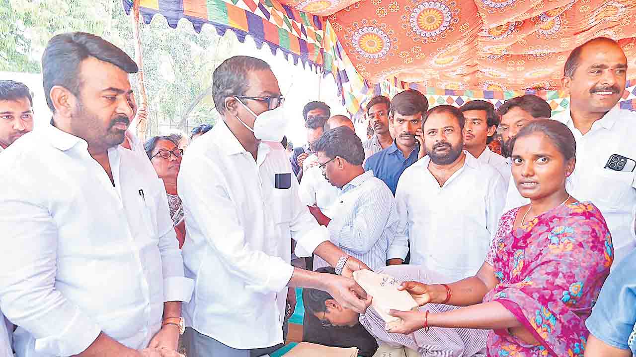 భూదాన్‌ బాధితులకు పక్కా ఇండ్లు కట్టించాలి