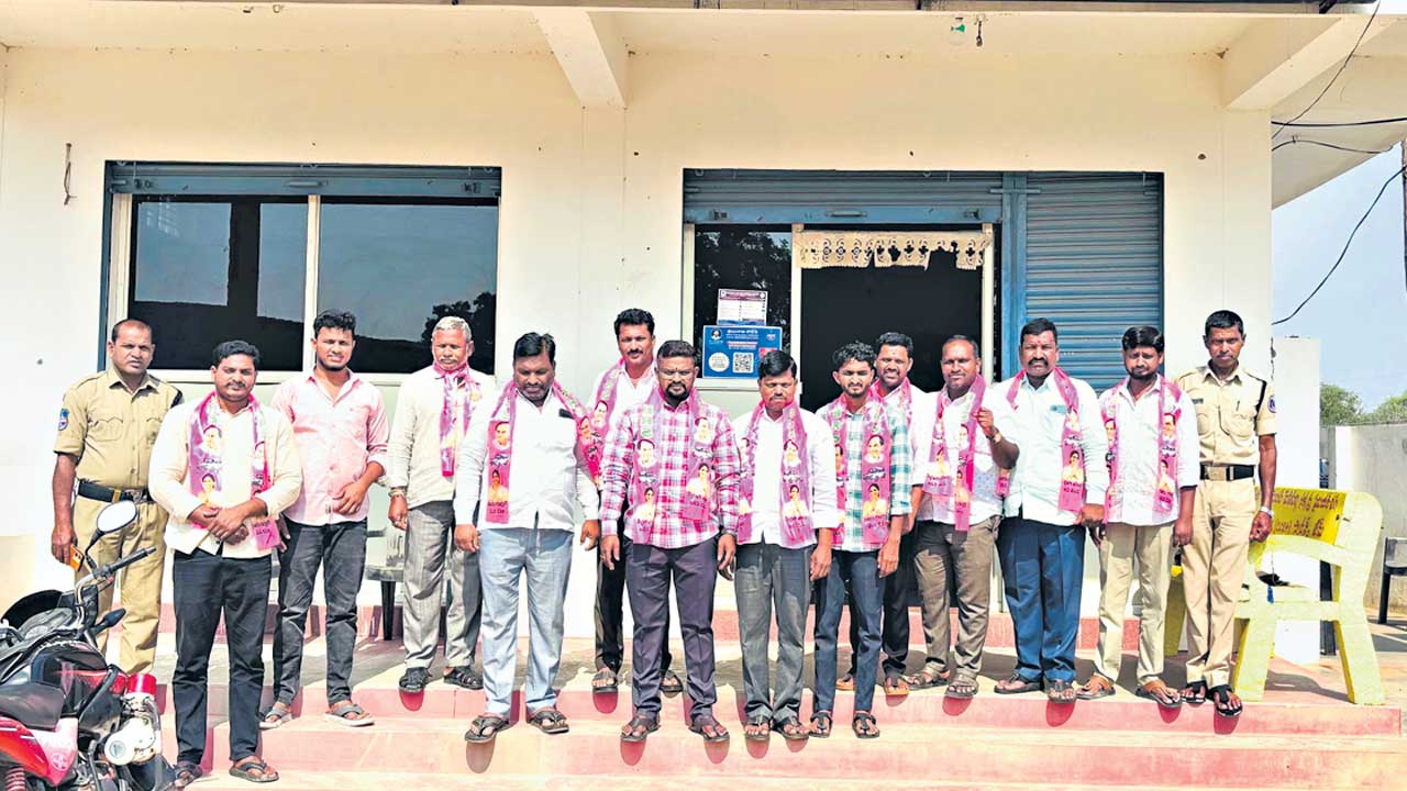 ఫీజు కోసం పోరు