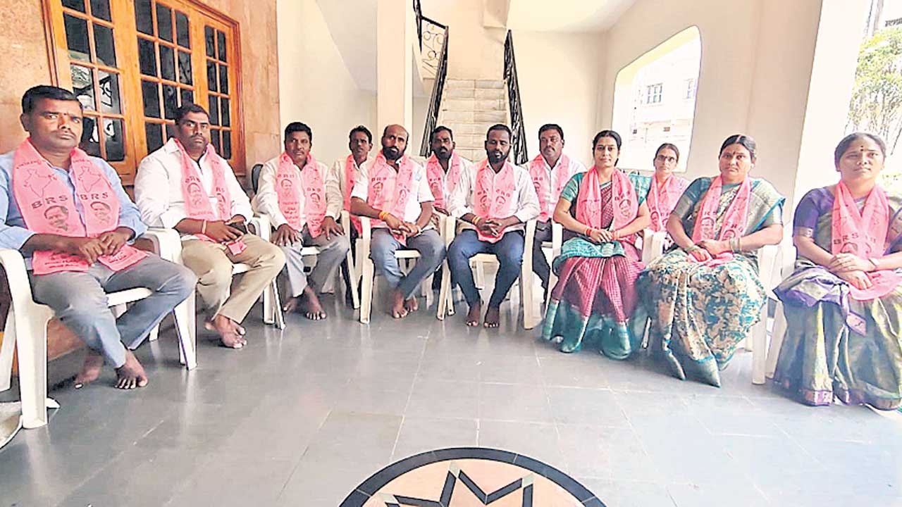 కాంగ్రెస్‌ సర్పంచ్‌లకే ఉపాధి నిధులు