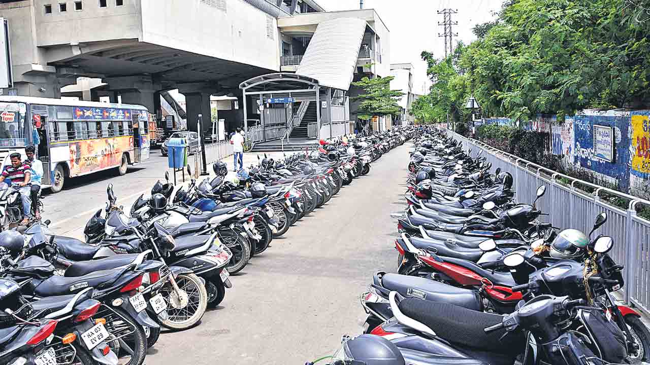 పాత వాహనమూ.. భారమే!