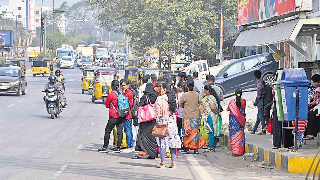 ఎర్రటెండలో ప్రయాణికులు
