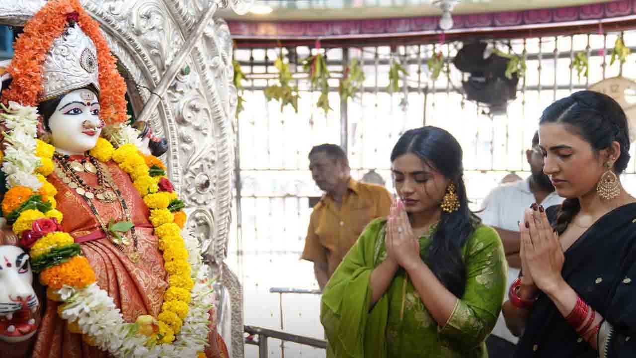 Raakaasaa Movie | భక్తితో మొదలైన ‘రాకాస’ ప్రయాణం.. రాజమండ్రి దేవి చౌక్ అమ్మవారి సన్నిధిలో చిత్ర యూనిట్