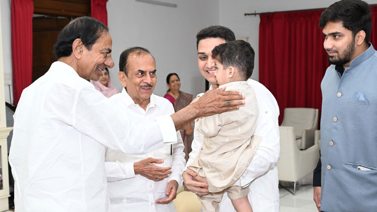 KCR | రంజాన్ వేళ కుటుంబసమేతంగా కేసీఆర్‌ను కలిసిన మహమూద్‌ అలీ.. శుభాకాంక్షలు తెలిపిన కేసీఆర్‌