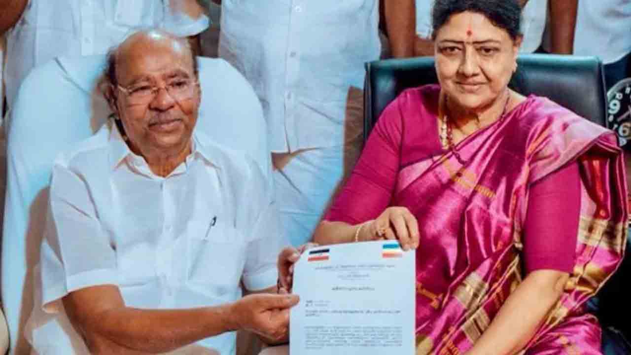 Ramadoss, Sasikala join hands | తమిళనాడులో కొత్త రాజకీయ కూటమి..   చేతులు కలిపిన రామదాస్‌, శశికళ