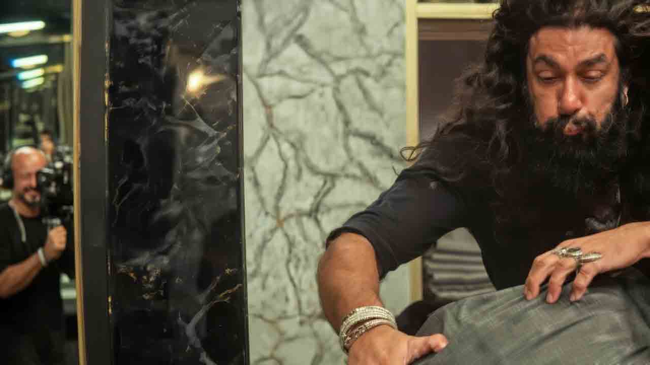 Dhurandhar 2 Blunder | ‘ధురంధర్ 2’ యాక్షన్ సీన్‌లో కెమెరామెన్ ప్రత్యక్షం.. నెటిజన్ల ట్రోలింగ్.!