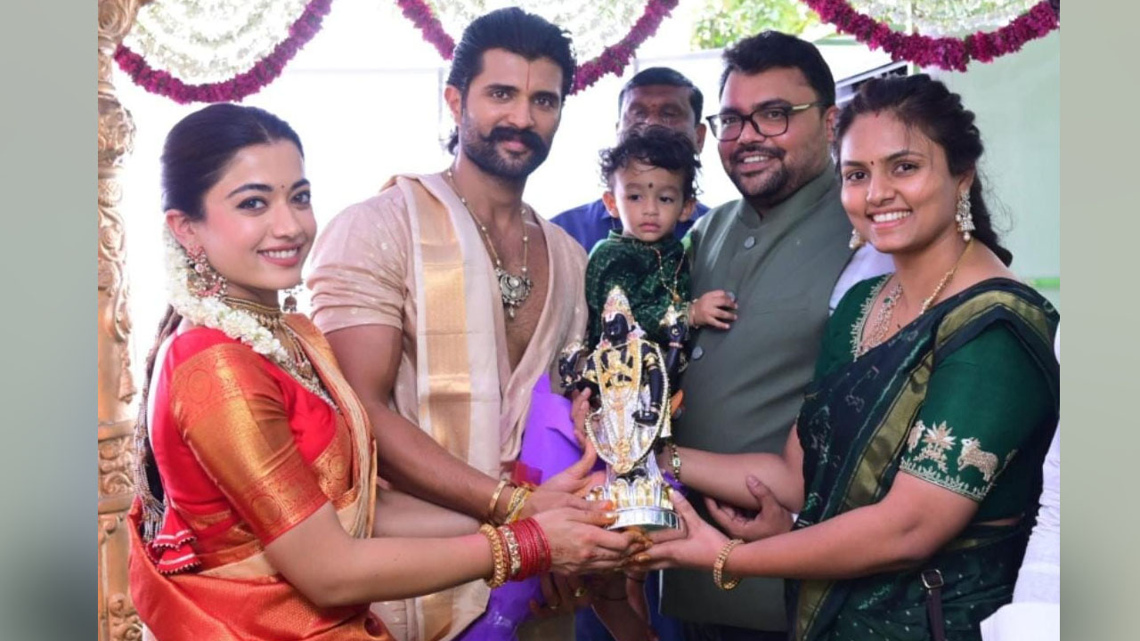 Vijay and Rashmika | విజయ్‌, రష్మిక దంపతులకు జ్ఞాపికను అందజేసిన కలెక్టర్‌