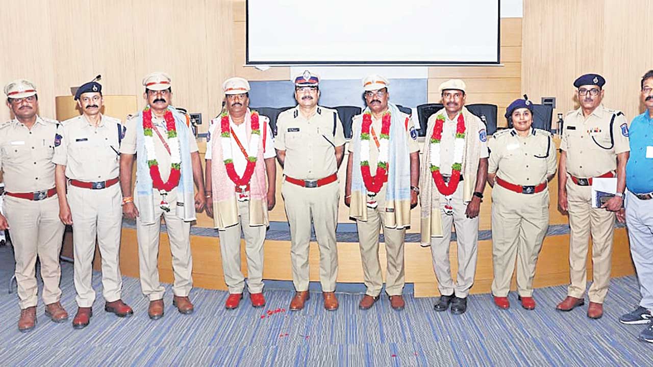 పోలీసుల త్యాగాల వెనుక వారి కుటుంబ సభ్యుల పాత్ర