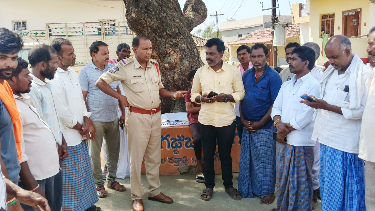 Road Safety Rules | వాహనదారులు రోడ్డు భద్రత నియమాలు పాటించాలి : ఎస్సై శ్రీనివాస్‌