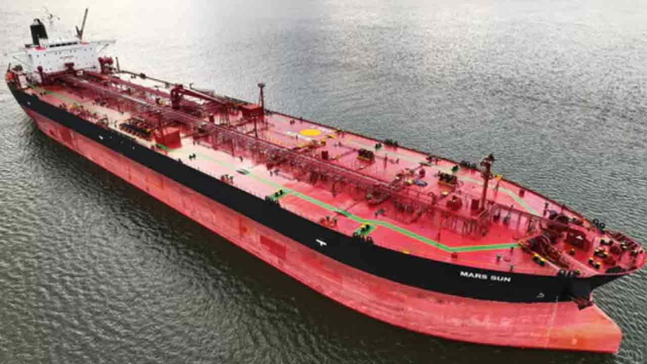 Russian oil tanker | చైనా వెళ్తున్న రష్యా ఆయిల్‌ ట్యాంకర్‌.. దారి మళ్లి భారత్‌కు ప్రయాణం