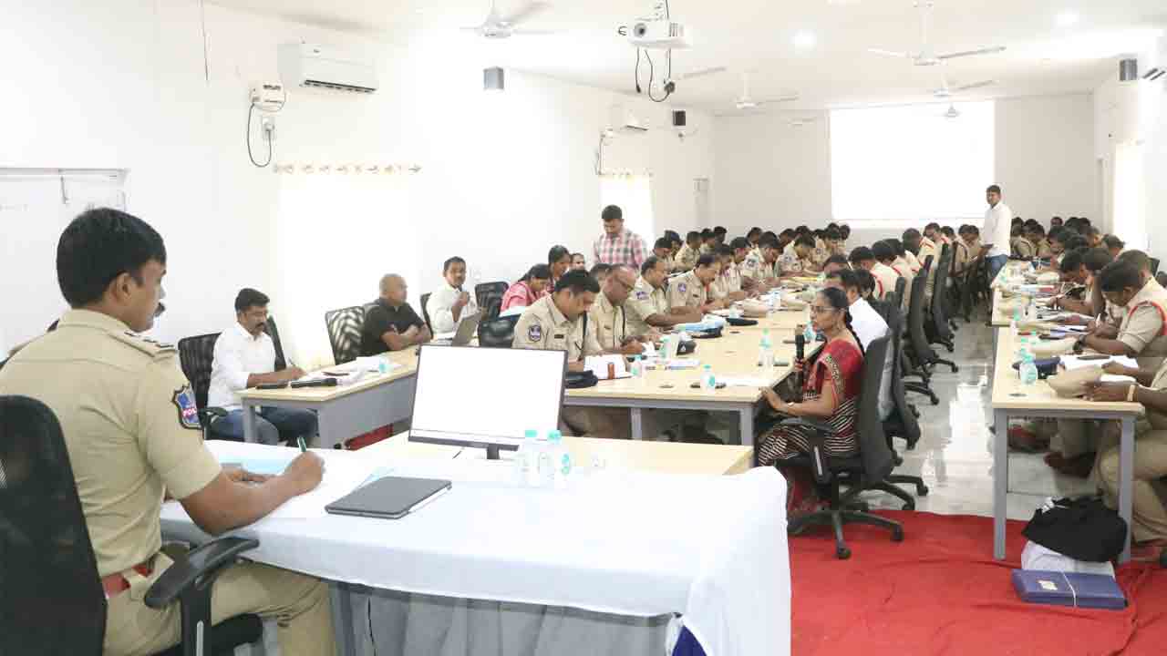 పెండింగ్‌ కేసుల పరిష్కారంపై దృష్టి పెట్టండి