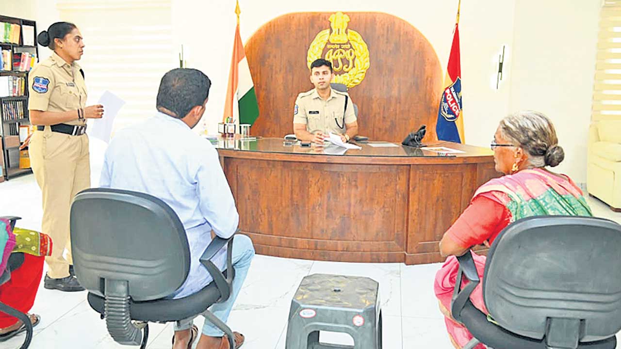 బాధితులకు సత్వరమే న్యాయం చేయాలి