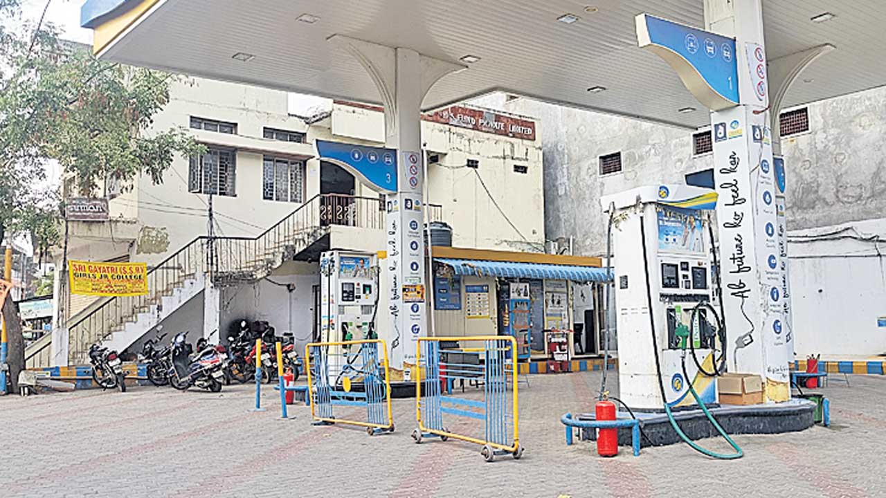 బంకుల్లో.. నో పెట్రోల్‌