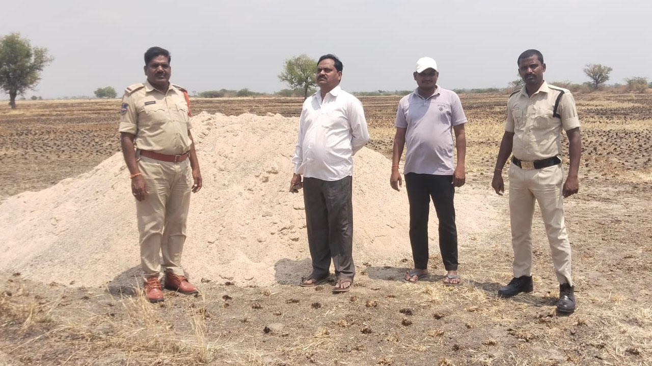 Sand Dumps | ఇసుక డంపులను సీజ్ చేసిన రెవెన్యూ అధికారులు