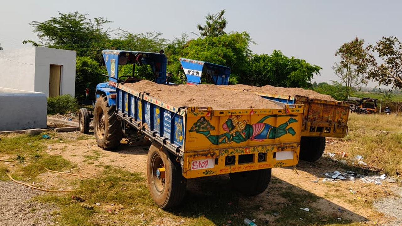 Illegal Tranport |  కృష్ణానదిలో ఆగని అక్రమ ఇసుక రవాణా.. టిప్పర్లను వదిలి ట్రాక్టర్లను పట్టుకున్న పోలీసులు