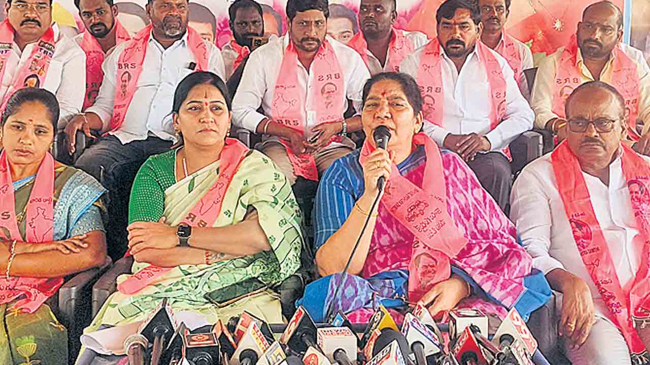 కమీషన్ల కోసం సీఎం కకుర్తి!