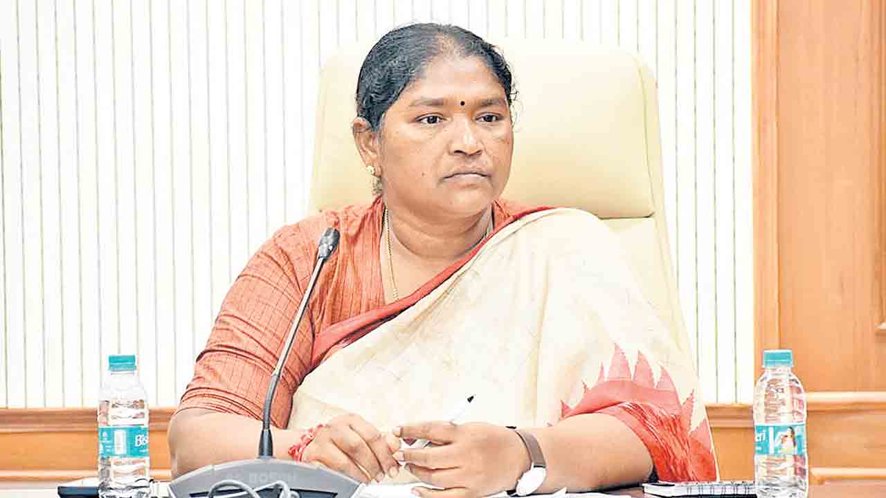 మాది ఉద్యోగుల సంక్షేమ సర్కార్‌ : సీతక్క