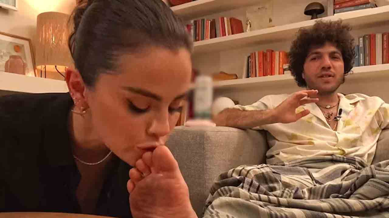 Selena Gomez | ప్రియుడి పాదాలను ముద్దాడిన పాప్ సింగ‌ర్ సెలీనా గోమెజ్.. నెటిజన్ల ట్రోల్స్