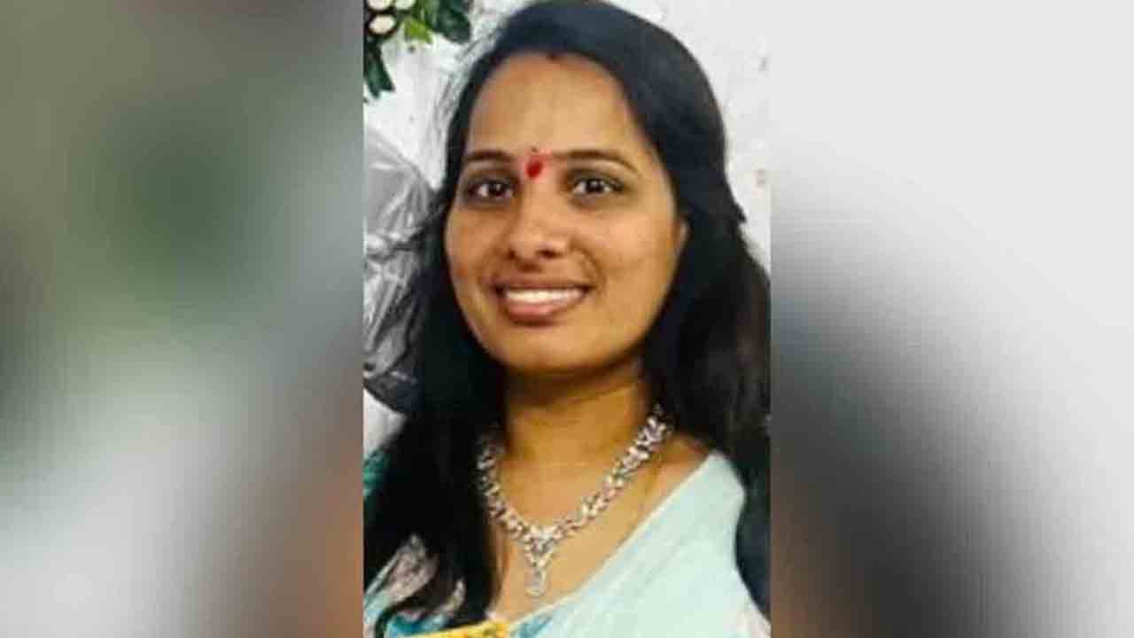 ఎస్సై భార్య ఆత్మహత్య.. గన్నేరుపూలు మిక్సీ చేసుకొని తాగి సూసైడ్‌.. కరీంనగర్‌లో విషాదం