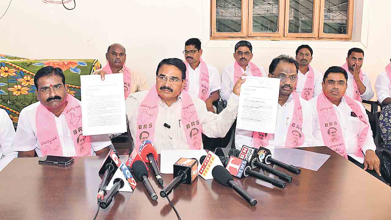 అధికారులు ప్రజల పక్షాన ఉండాలి.. సింగిరెడ్డి నిరంజన్‌ రెడ్డి