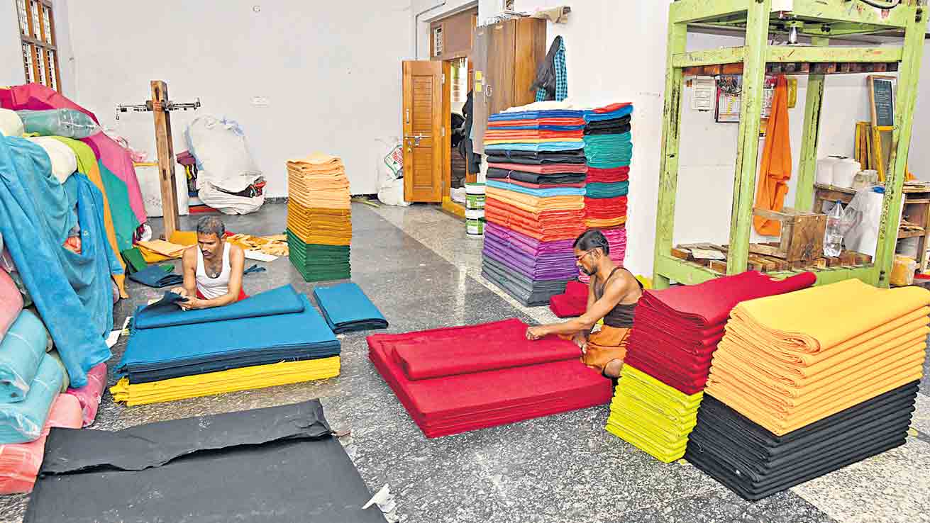 వస్త్రనగరి ఉక్కిరిబిక్కిరి.. సిరిసిల్ల పరిశ్రమపై పశ్చిమాసియా యుద్ధ ప్రభావం