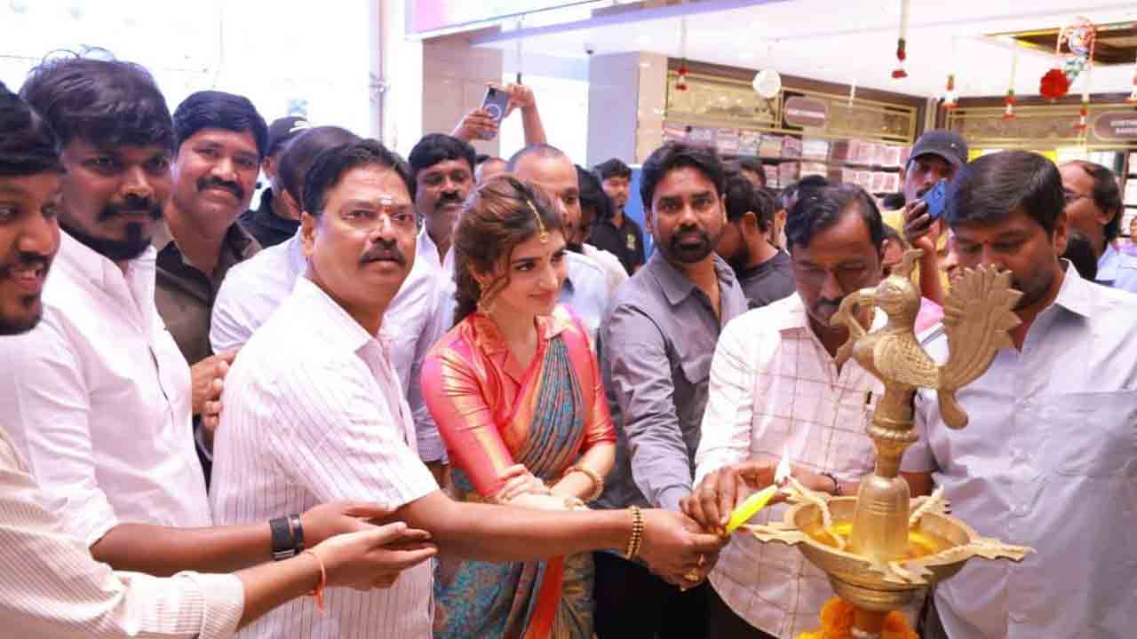 షాపింగ్‌ మాల్‌ ప్రారంభోత్సవంలో నటి శ్రీలీల సందడి