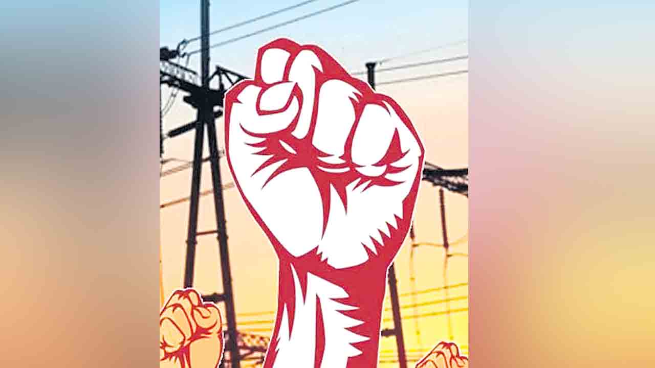విద్యుత్తు సంస్థల్లో సమ్మె సైరన్‌.. నోటీసులు అందజేసిన జేఏసీ