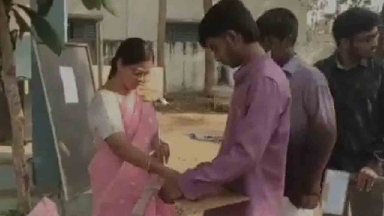 Dhanush | ఇంట్లో తండ్రి మృతదేహం.. దుఃఖాన్ని దిగమింగుతూ పదో తరగతి పరీక్షకు విద్యార్థి..!