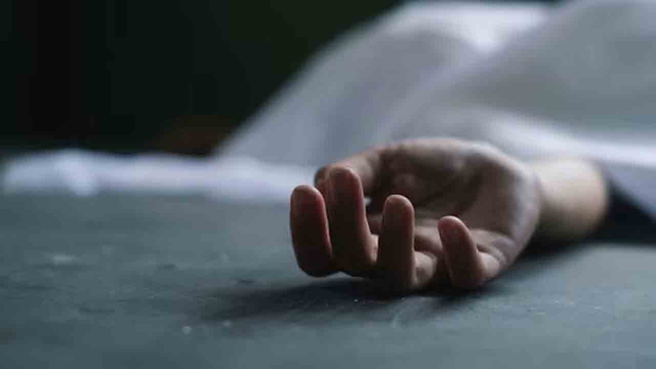 Suicide | పిల్లల గొంతు నులిమి ఉరేసుకున్న తల్లి..!