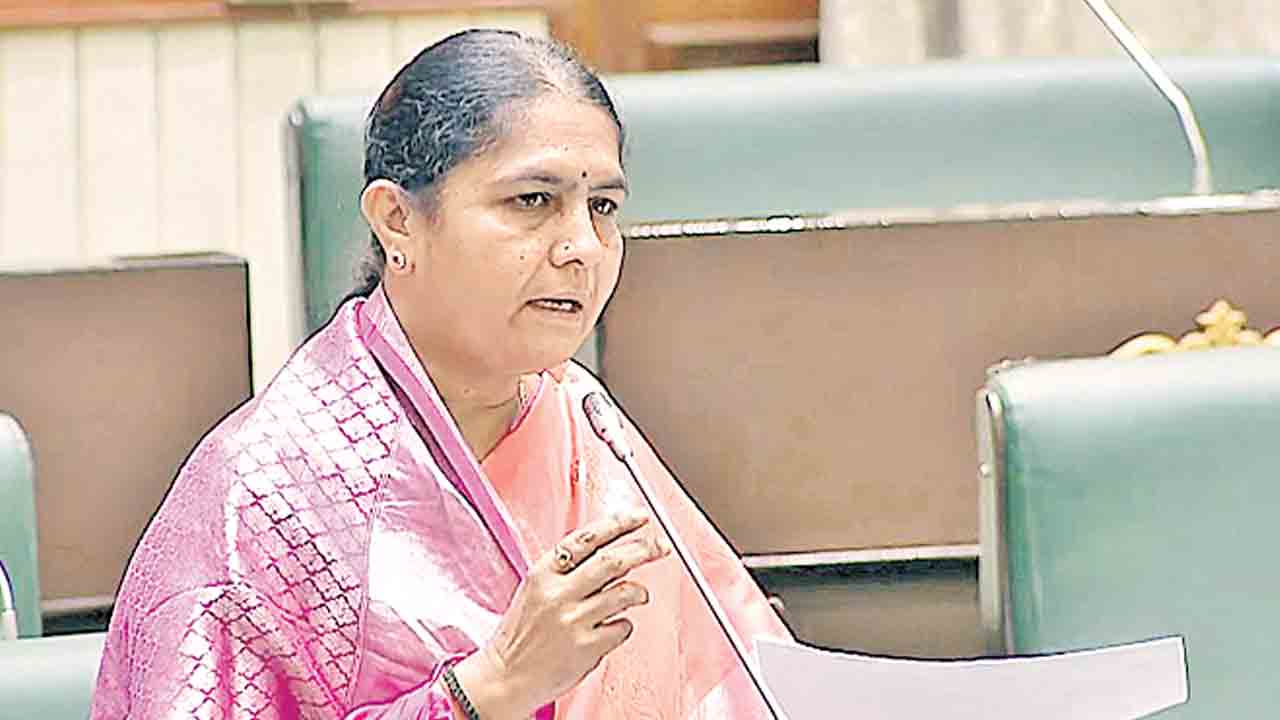 గ్రామాల అభివృద్ధికి నిధులేవి?.. కాంగ్రెస్‌ మోసపూరిత హామీలకు నిరసనగా వాకౌట్‌