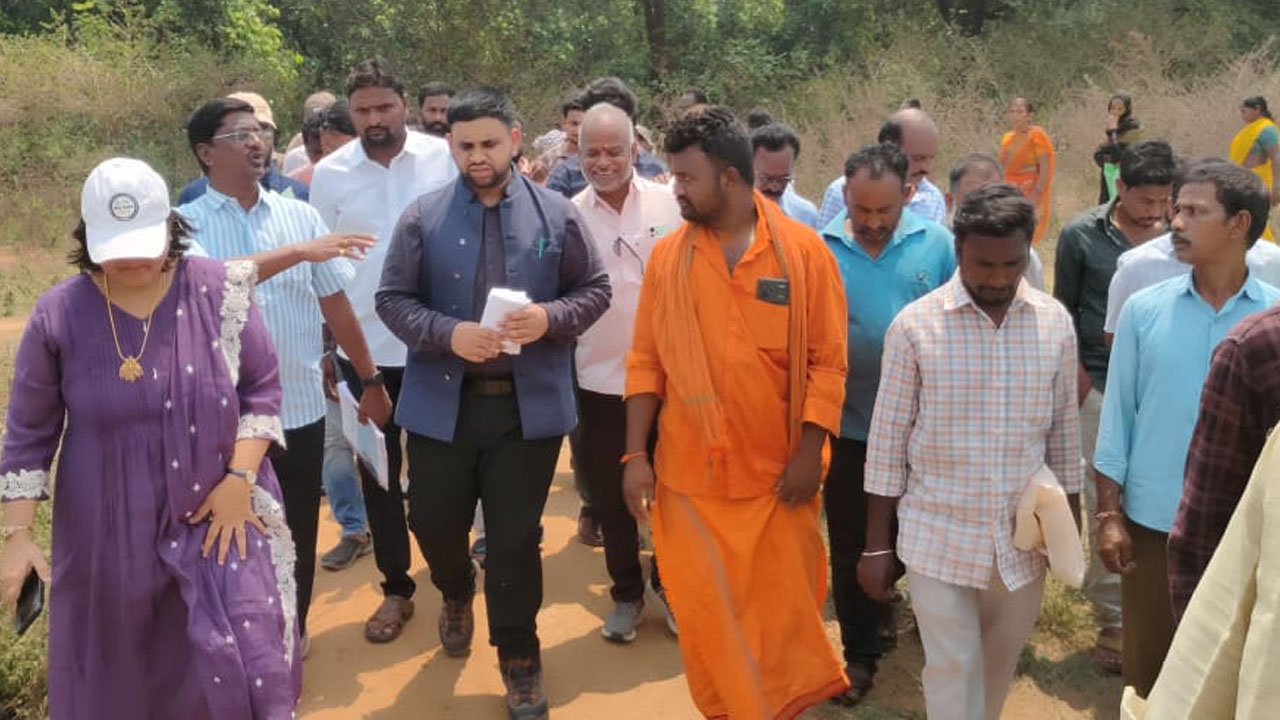 Sub Collector Manoj | ఇందిరమ్మ కాలనీ సమస్యలు ఉన్నతాధికారుల దృష్టికి తీసుకెళ్తాం : సబ్ కలెక్టర్ మనోజ్